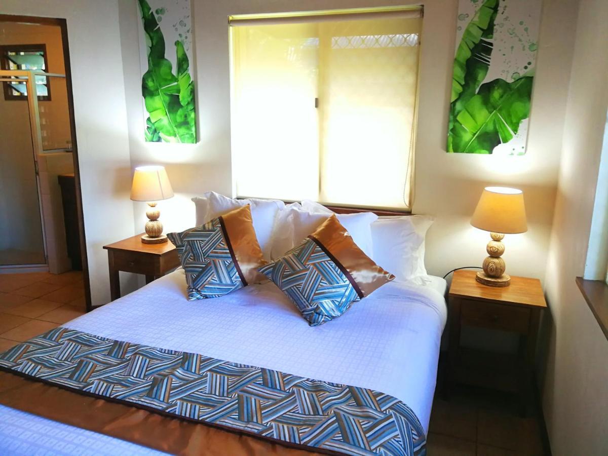 Poppy'S On The Lagoon Port Vila Exterior photo