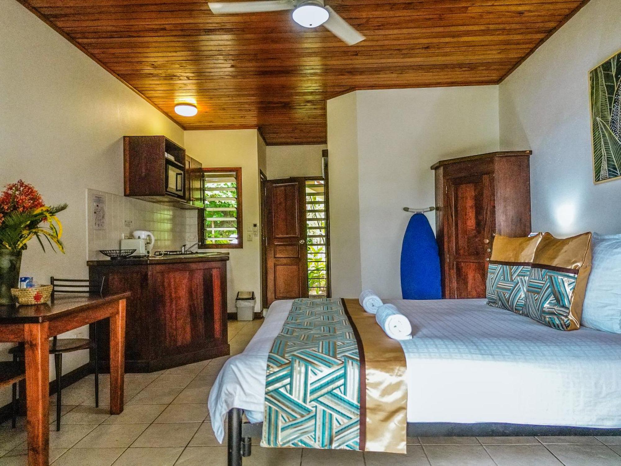 Poppy'S On The Lagoon Port Vila Exterior photo